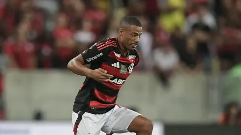 De la Cruz jogador do Flamengo durante partida contra o Botafogo no estádio Maracanã pelo campeonato Brasileiro A 2025. Foto: Thiago Ribeiro/AGIF