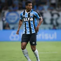 João Lucas, do Grêmio, sofre lesão na coxa-esquerda e torcida exige saída do lateral-direito: “Horrível!”