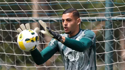 O goleiro Kaique, da SE Palmeiras, durante treinamento, na Academia de Futebol.