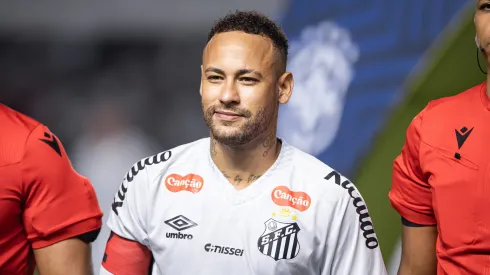 SP – SANTOS – 16/04/2025 – BRASILEIRO A 2025, SANTOS X ATLETICO-MG – Neymar jogador do Santos durante partida contra o Atletico-MG no estadio Vila Belmiro pelo campeonato Brasileiro A 2025. Foto: Abner Dourado/AGIF
