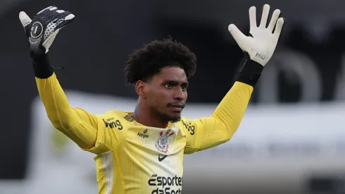 Hugo Souza goleiro do Corinthians durante partida contra o Santos no estadio Arena Corinthians pelo campeonato Brasileiro A 2025. Foto: Ettore Chiereguini/AGIF