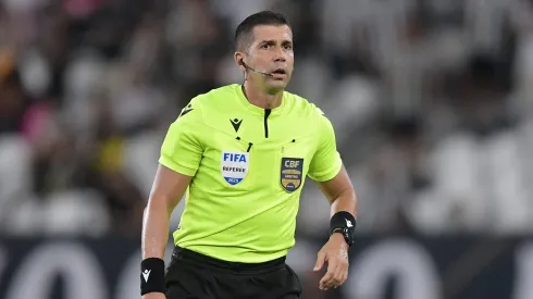 Bruno Arleu de Araújo durante partida entre Botafogo e Fluminense no Brasileirão 2025.