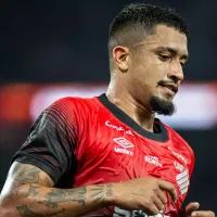 Atacante do Athletico, Renan Peixoto celebra gol contra o Athletic e faz desabafo: “Muito difícil”