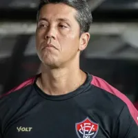 Vitória perde para o Santos no Brasileirão e Thiago Carpini vira principal alvo de torcedores: “Medíocre…”