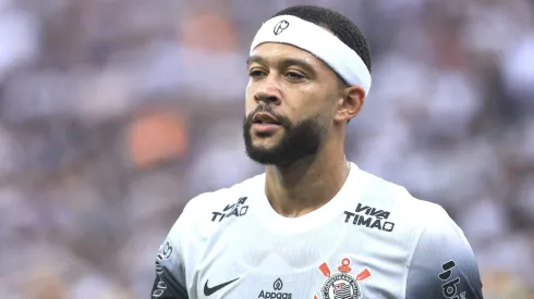 Memphis Depay durante confronto contra o Sport no Brasileirão 2025.