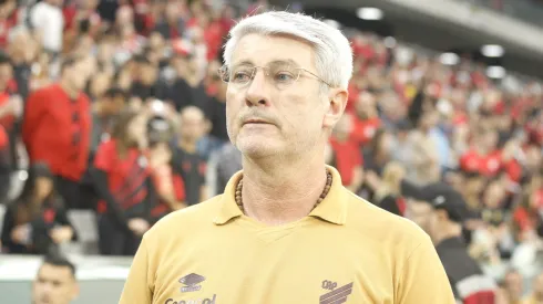 Odair Hellmann tecnico do Athletico-PR durante partida contra o Athletic Club no estadio Arena da Baixada pelo campeonato Brasileiro B 2025. Foto: Gabriel Machado/AGIF