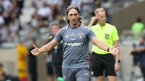 Tecnico Luis Zubeldia do Sao Paulo recebe cartao vermelho do arbitro durante partida contra o Atletico-MG no estadio Mineirao pelo campeonato Brasileiro A 2025. Foto: Gilson Lobo/AGIF