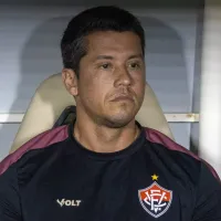 Vitória sofre derrota com um a mais, é eliminado da Sul-Americana e torcida pede demissão de Thiago Carpini