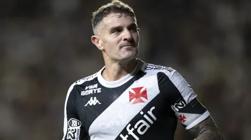 Vegetti durante confronto contra o Bragantino no Brasileirão 2025.