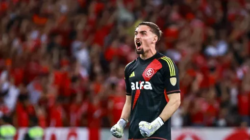 Anthoni goleiro do Internacional durante partida contra o Atletico Nacional no estadio Beira-Rio pelo campeonato Copa Libertadores 2025.