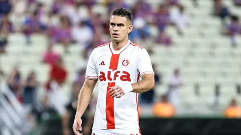 Borre jogador do Internacional durante partida contra o Fortaleza no estadio Arena Castelao pelo campeonato Brasileiro A 2025. Foto: Baggio Rodrigues/AGIF