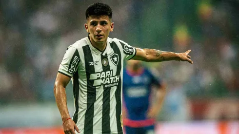 BA – SALVADOR – 07/08/2024 – BRASILEIRO A 2024, BAHIA X BOTAFOGO – Almada jogador do Botafogo durante partida contra o Bahia no estadio Arena Fonte Nova pelo campeonato Brasileiro A 2024. Foto: Jhony Pinho/AGIF