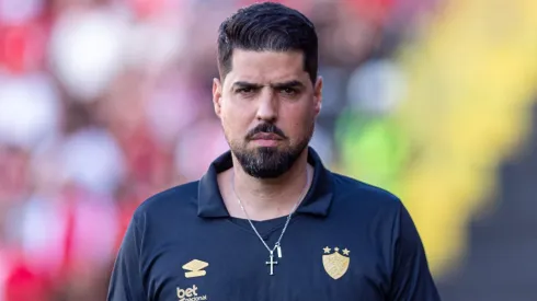 Antonio Oliveira tecnico do Sport durante partida contra o Internacional no estadio Ilha do Retiro pelo campeonato Brasileiro A 2025. Foto: Rafael Vieira/AGIF