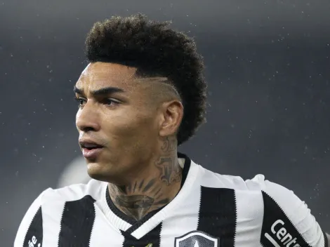 Igor Jesus se pronuncia oficialmente sobre sua saída do Botafogo