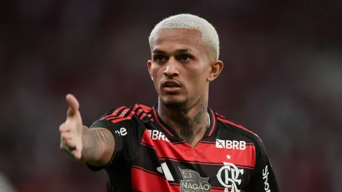 Wesley jogador do Flamengo durante partida contra o Botafogo no estádio Maracanã pelo campeonato Brasileiro A 2025. Foto: Thiago Ribeiro/AGIF