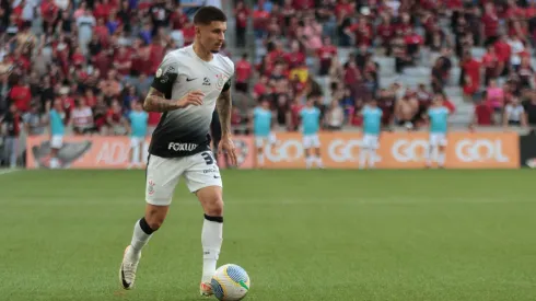Leo Mana jogador do Corinthians durante partida contra o Athletico-PR no estadio Arena da Baixada pelo campeonato Brasileiro A 2024.