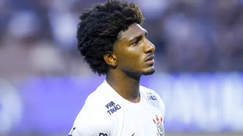 Tales Magno jogador do Corinthians durante partida contra o Portuguesa no estadio Pacaembu pelo campeonato Paulista 2025.
