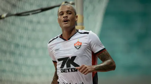 Janderson jogador do Vitoria comemora seu gol com jogadores do seu time durante partida contra o Colo-Colo no estadio Arena Fonte Nova pelo campeonato Baiano 2025. Foto: Jhony Pinho/AGIF