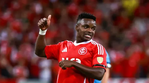 RS – PORTO ALEGRE – 10/04/2025 – COPA LIBERTADORES 2025, INTERNACIONAL X ATLETICO NACIONAL – Johan Carbonero jogador do Internacional lamenta durante partida contra o Atletico Nacional no estadio Beira-Rio pelo campeonato Copa Libertadores 2025. Foto: Maxi Franzoi/AGIF