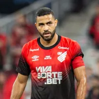 Autor do gol da virada do Athletico, Alan Kardec comenta sobre os protestos da torcida: “Situação não é tão confortável”