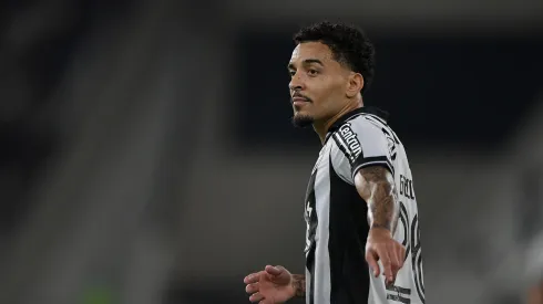 Gregore jogador do Botafogo durante partida contra o Ceará no estádio Engenhão pelo campeonato Brasileiro A 2025. Foto: Thiago Ribeiro/AGIF