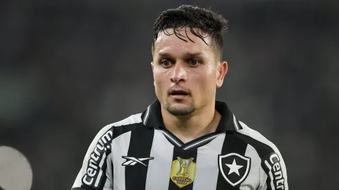 Artur jogador do Botafogo durante partida contra o Ceara no estadio Engenhao pelo campeonato Brasileiro A 2025. Foto: Thiago Ribeiro/AGIF