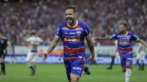 Sasha jogador do Fortaleza comemora seu gol durante partida contra o Rosario Central no estadio Arena Castelao pelo campeonato Copa Sul-Americana 2024. Foto: Lucas Emanuel/AGIF