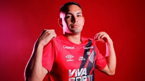 Peralta não deve permanecer no Athletico<br />
Contratado por empréstimo pelo Athletico-PR junto ao Cruzeiro no início desta temporada, o meio-campista Fabrizio Peralta pode retornar ao time mineiro. Segundo informações da Itatiaia, o Furacão não quer manter o atleta, já que ele não vingou.
Peralta completa 110 dias no Athletico-PR e, até hoje, não entrou em campo. Em todos os jogos foi relacionado, mas em nenhum deles ele de fato jogou e, com isso, há grandes chances de ele não permanecer.
Em todo esse período, o volante não conseguiu convencer os técnicos Maurício Barbieri, o interino João Correia e, por fim, o atual Odair Hellmann. Além de viver esse momento abaixo, ele também enfrentou problemas físicos.
PUBLICIDADE
Diretoria do Athletico não quer mais o jogador<br />
Em informação trazida pelo portal Trétis, a diretoria do Athletico-PR quer fazer algumas reformulações no time. Como Fabrizio Peralta não vem sendo utilizado, ele deverá, de fato, sair.
Neste momento, a alta cúpula do Furacão entende que há prioridades maiores no time, que está em busca do acesso à Série A. Inclusive, no mercado, o time busca novos meio-campistas.
SP – BRAGANCA PAULISTA – 01/12/2024 – BRASILEIRO A 2024, BRAGANTINO X CRUZEIRO -Fabrizio Peralta, jogador do Cruzeiro durante aquecimento antes da partida contra o Bragantino no estadio Nabi Abi Chedid pelo campeonato Brasileiro A 2024. Foto: Joisel Amaral/AGIF<br />
SP – BRAGANCA PAULISTA – 01/12/2024 – BRASILEIRO A 2024, BRAGANTINO X CRUZEIRO -Fabrizio Peralta, jogador do Cruzeiro durante aquecimento antes da partida contra o Bragantino no estadio Nabi Abi Chedid pelo campeonato Brasileiro A 2024. Foto: Joisel Amaral/AGIF
PUBLICIDADE<br />
O Furacão tentou a contratação de Lucas Sasha, volante do Fortaleza. No entanto, o Leão não aceitou as tratativas e deve encaminhar a renovação com o jogador, que tem contrato válido até o meio deste ano.
Petraglia faz proposta de R$27,4 milhões a Kevin Viveros para reforçar o Athlético-PR<br />
Veja também
Petraglia faz proposta de R$27,4 milhões a Kevin Viveros para reforçar o Athlético-PR
A diretoria do Athletico-PR procurou diretamente o jogador em um primeiro momento e depois fez contato com a diretoria do Fortaleza, segundo o GE. A intenção da liberação imediata era contar com ele a partir da abertura da janela, que ocorre agora no meio do ano, mais precisamente dia 10 de julho.
Confira nossas últimas notícias no Google News
Siga-nos<br />
LEIA TAMBÉM<br />
Torcidômetro: participe e concorra a camisas do seu time toda semana<br />
Apostas<br />
Torcidômetro: participe e concorra a camisas do seu time toda semana<br />
Messi afirma que o Palmeiras é uma das maiores equipes do mundo<br />
Palmeiras<br />
Messi afirma que o Palmeiras é uma das maiores equipes do mundo<br />
Grêmio toma decisão final sobre saída de Gustavo Martins<br />
Grêmio<br />
Grêmio toma decisão final sobre saída de Gustavo Martins<br />
Jornalista fala sobre Romarinho no Corinthians<br />
Mercado da Bola<br />
Jornalista fala sobre Romarinho no Corinthians<br />
PUBLICIDADE
TOP ANTENADOS NO FUTEBOL<br />
1Corinthians aceita vender Rodrigo Garro se receber proposta irrecusável<br />
Corinthians<br />
Corinthians aceita vender Rodrigo Garro se receber proposta irrecusável<br />
2Crespo pede lista de reforços no São Paulo na próxima janela<br />
Mercado da bola<br />
Crespo pede lista de reforços no São Paulo na próxima janela<br />
3Grêmio tem concorrência do exterior pelo volante Caíque<br />
Especulações de Mercado<br />
Grêmio tem concorrência do exterior pelo volante Caíque<br />
4Inteligência artificial crava vitória do Flamengo sobre o Chelsea<br />
Flamengo<br />
Inteligência artificial crava vitória do Flamengo sobre o Chelsea<br />
5Troca de Michael por Garro é aprovada pela Nação<br />
Flamengo<br />
Troca de Michael por Garro é aprovada pela Nação<br />
PUBLICIDADE
side bar news block icon<br />
APOSTAS<br />
1Código promocional LeoVegas: Até R$5 mil (2025)<br />
Código bônus<br />
Código promocional LeoVegas: Até R$5 mil (2025)<br />
2Esportiva Bet Brasil: guia completo, com dicas sobre a casa de apostas<br />
Apostas<br />
Esportiva Bet Brasil: guia completo, com dicas sobre a casa de apostas<br />
3Cassino da HanzBet: guia de apostas da plataforma<br />
Apostas<br />
Cassino da HanzBet: guia de apostas da plataforma<br />
4Cassino da BateuBet: guia completo da casa de apostas<br />
Apostas<br />
Cassino da BateuBet: guia completo da casa de apostas<br />
5BetWarrior(2025): Receba até R$300 em apostas<br />
Código bônus<br />
BetWarrior(2025): Receba até R$300 em apostas<br />
Receba as últimas novidades em sua caixa de e-mail<br />
O registro implica a aceitação do Termos e Condições
Digite seu e-mail
footer logo<br />
SOBRE NÓS|STAFF|CONTATO|APOSTAS<br />
Termos e CondiçõesPrivacidadePolítica EditorialAd ChoicesConsent Choices<br />
fsn logo<br />
Antenados no Futebol, tal como a Futbol Sites, é uma empresa pertencente à Better Collective. Todos os direitos reservados.
+18 | Jogue com responsabilidade | Aplicam-se os Termos e Condições | Conteúdo Comercial
Better Collective Logo<br />
Utilizamos cookies que melhoram a sua experiência em nosso site. Todos seguem as regras da nossa Politica de Privacidade.<br />
Continuar e Fechar