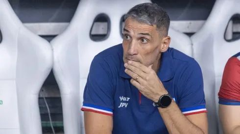 CE – FORTALEZA – 12/06/2025 – BRASILEIRO A 2025, FORTALEZA X SANTOS – Vojvoda tecnico do Fortaleza durante partida contra o Santos no estadio Arena Castelao pelo campeonato Brasileiro A 2025. Foto: Lucas Emanuel/AGIF