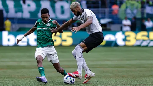 Estevão jogador do Palmeiras disputa lance com Barboza jogador do Botafogo durante partida no estádio Arena Allianz Parque pelo campeonato Brasileiro A 2025. Foto: Fabio Giannelli/AGIF