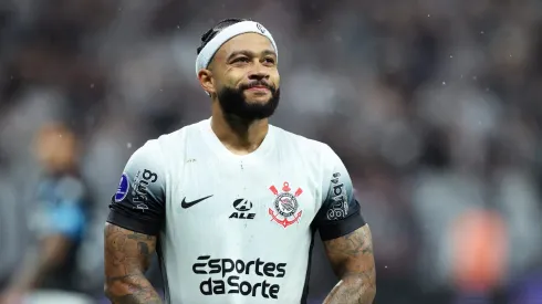 Memphis Depay em campo pelo Corinthians. (Photo by Alexandre Schneider/Getty Images)