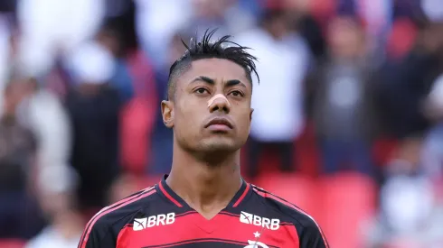 Bruno Henrique, do Flamengo, observa antes da partida do Grupo C da Copa CONMEBOL Libertadores 2025 entre LDU Quito e Flamengo no Estádio Rodrigo Paz Delgado em 22 de abril de 2025 em Quito, Equador. (Foto de Franklin Jacome/Getty Images)