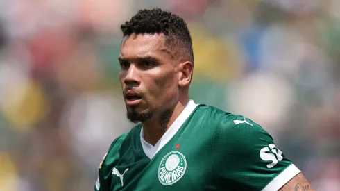 PHILADELPHIA, PENNSYLVANIA – JUNE 28: Paulinho #10 of Palmeiras looks on during the FIFA Club World Cup 2025 round of 16 match between SE Palmeiras and Botafogo FR at Lincoln Financial Field on June 28, 2025 in Philadelphia, Pennsylvania. (Photo by Francois Nel/Getty Images)