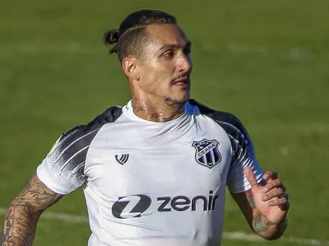 Vina faz postagem e agita torcida do Athletico-PR sobre um possível retorno