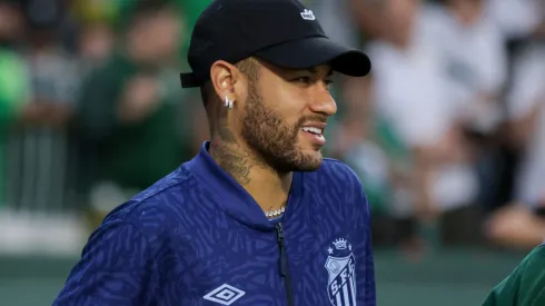 Neymar jogador do Santos durante entrada em campo partida amistosa contra o Coritiba no estadio Couto Pereira. Jogador nao foi relacionado para a partida, mas viajou com a delegacao para Curitiba. Foto: Robson Mafra/AGIF