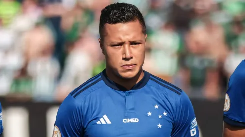 Marlon jogador do Cruzeiro durante execucao do hino nacional antes da partida contra o Coritiba no estadio Durival de Britto pelo campeonato Brasileiro A 2023.