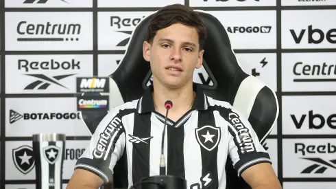 Foto: Vitor Silva/Botafogo. – Álvaro Montoro durante apresentação no Botafogo.