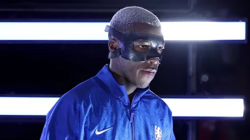Moisés Caicedo, número 25 do Chelsea FC, sai do túnel usando uma máscara de proteção facial antes da partida do Grupo D da Copa do Mundo de Clubes da FIFA 2025 entre Chelsea FC e Los Angeles Football Club, no Estádio Mercedes-Benz, em 16 de junho de 2025, em Atlanta, Geórgia. (Foto de Kevin C. Cox/Getty Images)