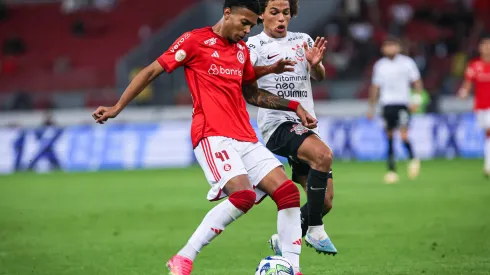 RS – PORTO ALEGRE – 05/08/2023 – BRASILEIRO A 2023, INTERNACIONAL X CORINTHIANS – Matheus Dias jogador do Internacional disputa lance com Biro jogador do Corinthians durante partida no estadio Beira-Rio pelo campeonato Brasileiro A 2023. Foto: Maxi Franzoi/AGIF