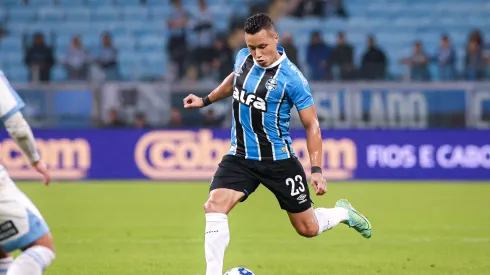 Marlon vem sendo o titular da lateral-esquerda do Grêmio. Foto: Maxi Franzoi/AGIF