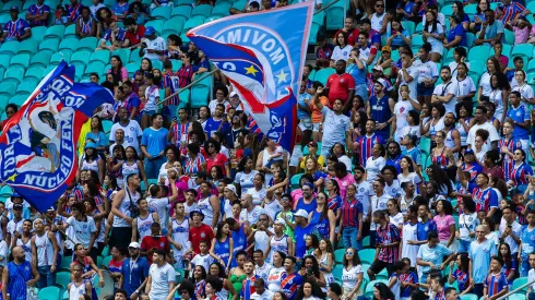 Torcedores do Bahia empurram as atletas do Bahia dentro de campo para fazer história (Reprodução/Leticia Martins/EC Bahia)