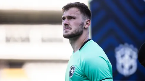 Lucas Perri jogador do Botafogo durante partida contra o Santos no estadio Vila Belmiro pelo campeonato Brasileiro A 2023.