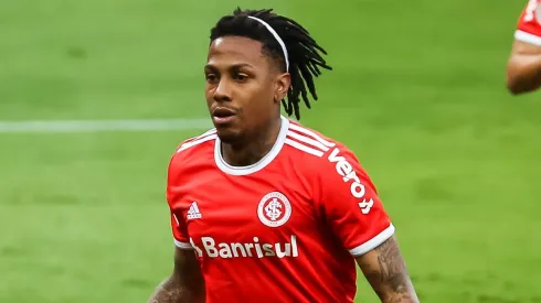 Abel Hernández durante confronto contra o Flamengo no Brasileirão 2020.