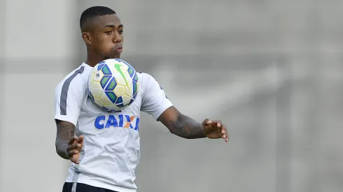 Malcom durante treino do Corinthians no CT Joaquim Grava.