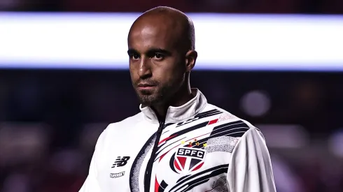 Lucas Moura durante aquecimento para a partida contra o Fortaleza no Brasileirão 2025.