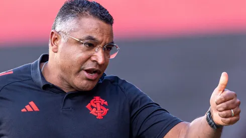 PE – RECIFE – 25/05/2025 – BRASILEIRO A 2025, SPORT X INTERNACIONAL – Roger Machado tecnico do Internacional durante partida contra o Sport no estadio Ilha do Retiro pelo campeonato Brasileiro A 2025. Foto: Rafael Vieira/AGIF