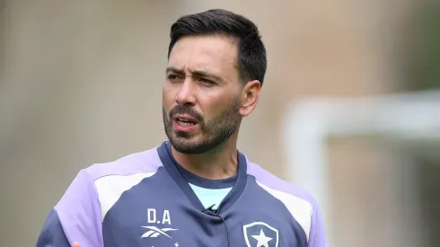 Foto: Vitor Silva/Botafogo – David Ancelotti durante treinamento do Botafogo.