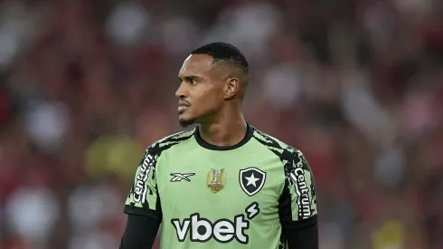 RJ – RIO DE JANEIRO – 18/05/2025 – BRASILEIRO A 2025, FLAMENGO X BOTAFOGO – John goleiro do Botafogo durante partida contra o Flamengo no estadio Maracana pelo campeonato Brasileiro A 2025. Foto: Thiago Ribeiro/AGIF