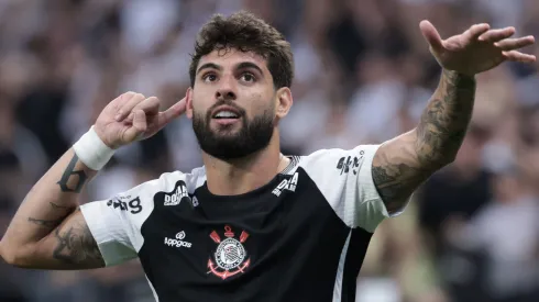Yuri Alberto comemorando gol no clássico contra o Santos no Brasileirão 2025.