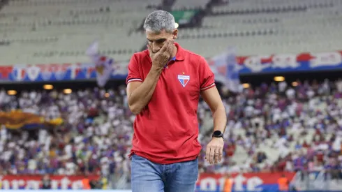 Vojvoda tecnico do Fortaleza durante partida contra o Cruzeiro no estadio Arena Castelao pelo campeonato Brasileiro A 2025. Foto: Lucas Emanuel/AGIF